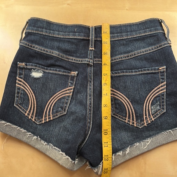 NWOT. Hollister High Rise Dark Wash Blue Jean Short Short. Size 0. - Picture 4 of 6